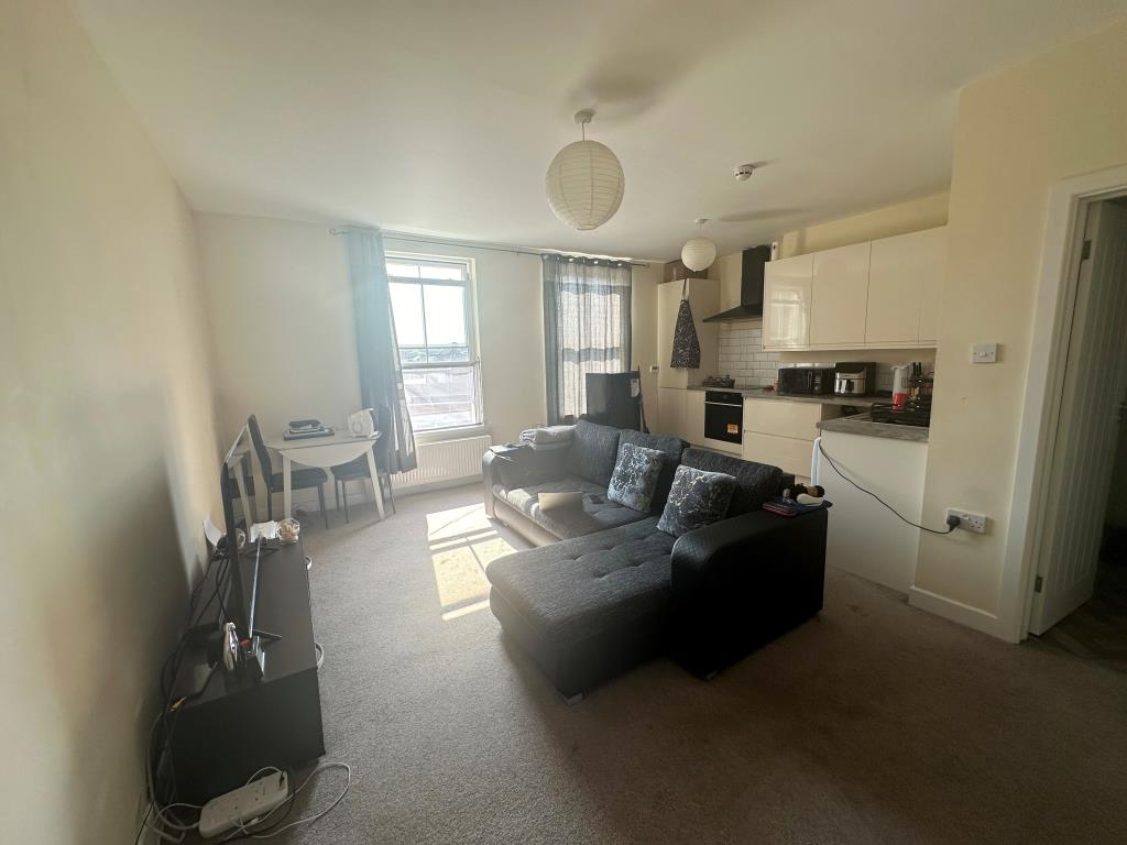 Lot: 100 - MIXED USE INVESTMENT IN TOWN CENTRE - Top floor flat living room/kitchen